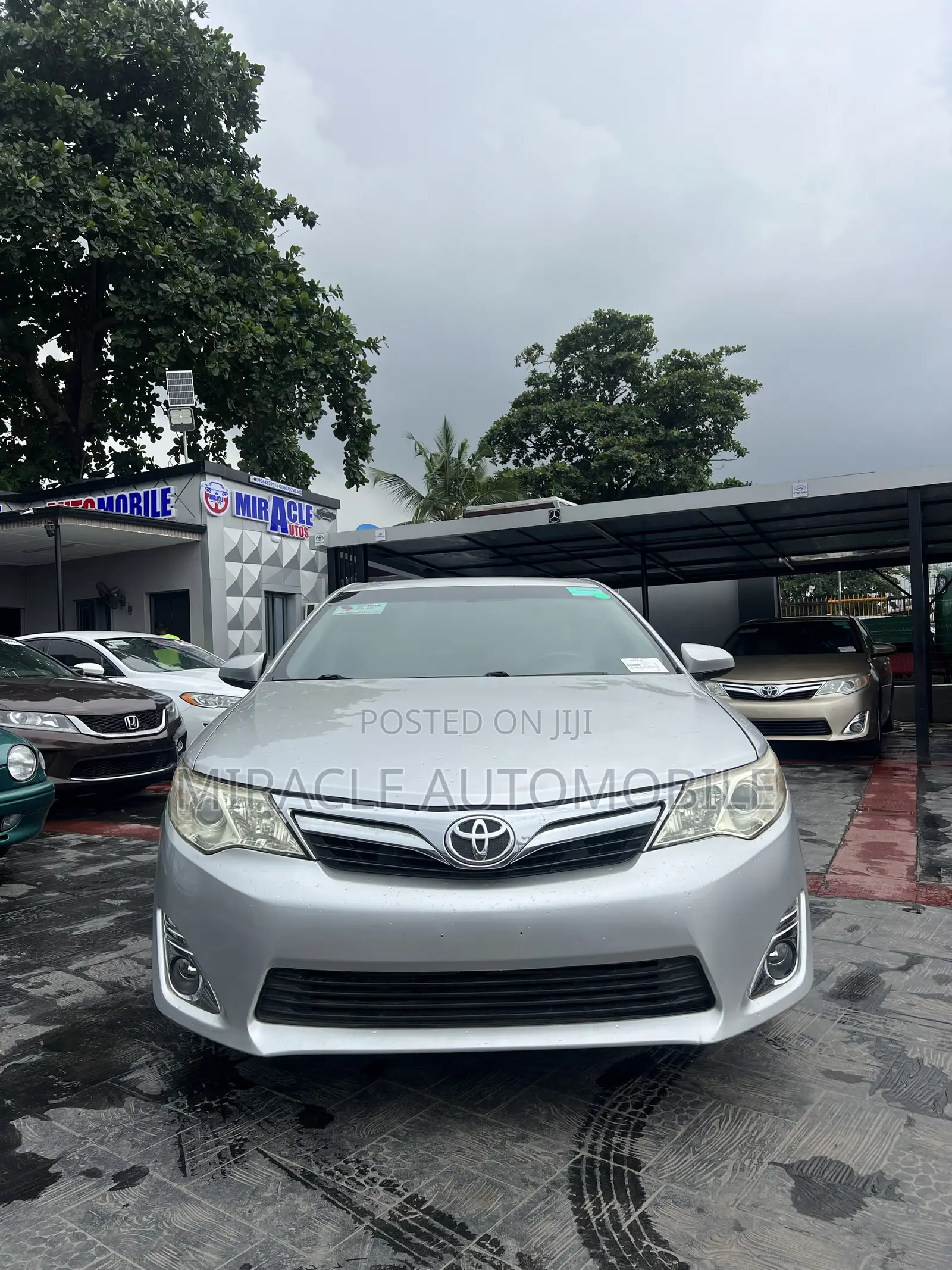 Toyota Camry XLE V6 4dr Sedan (3.5L 6cyl 6A) 2013 Silver
