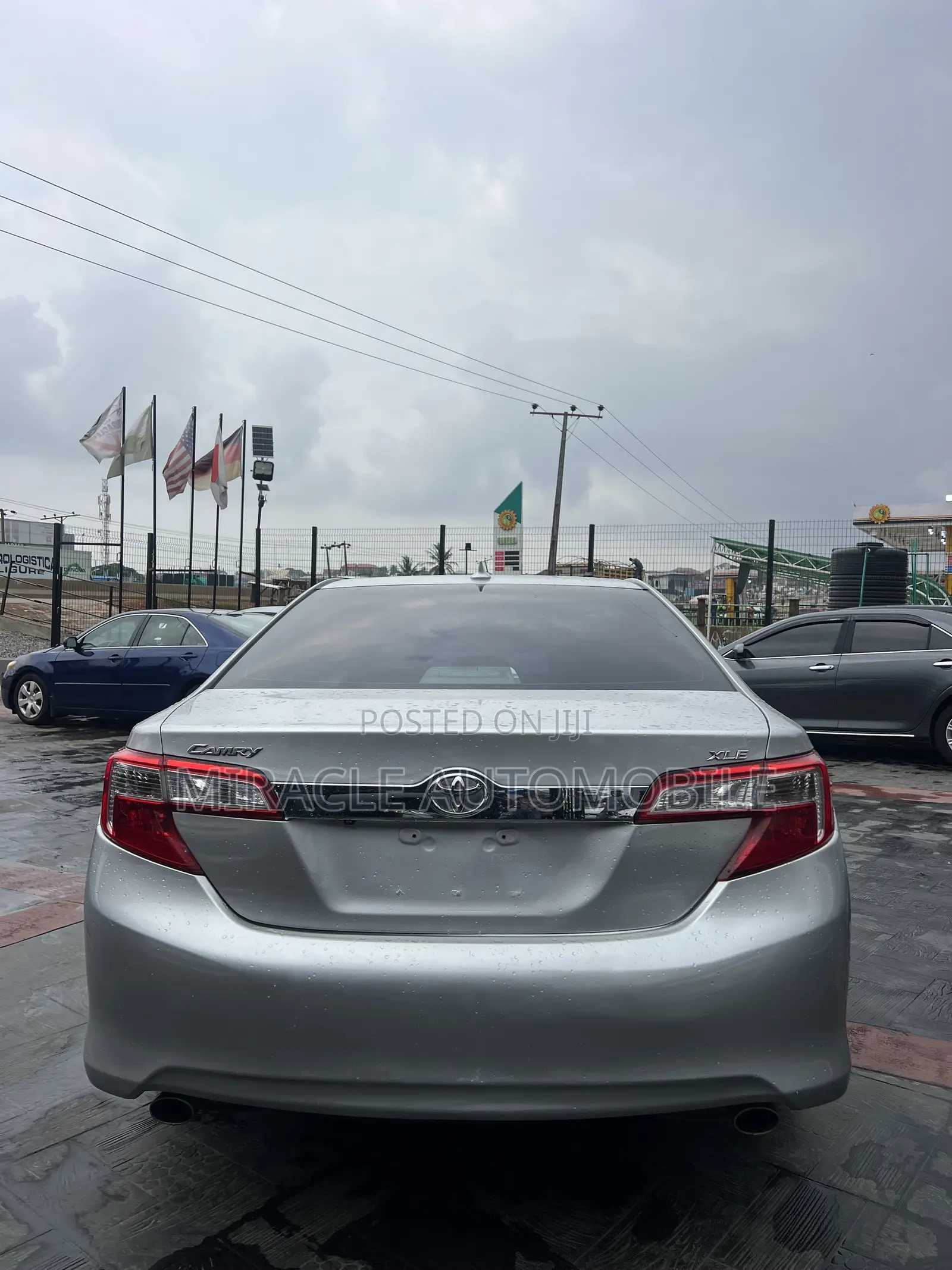 Toyota Camry XLE V6 4dr Sedan (3.5L 6cyl 6A) 2013 Silver