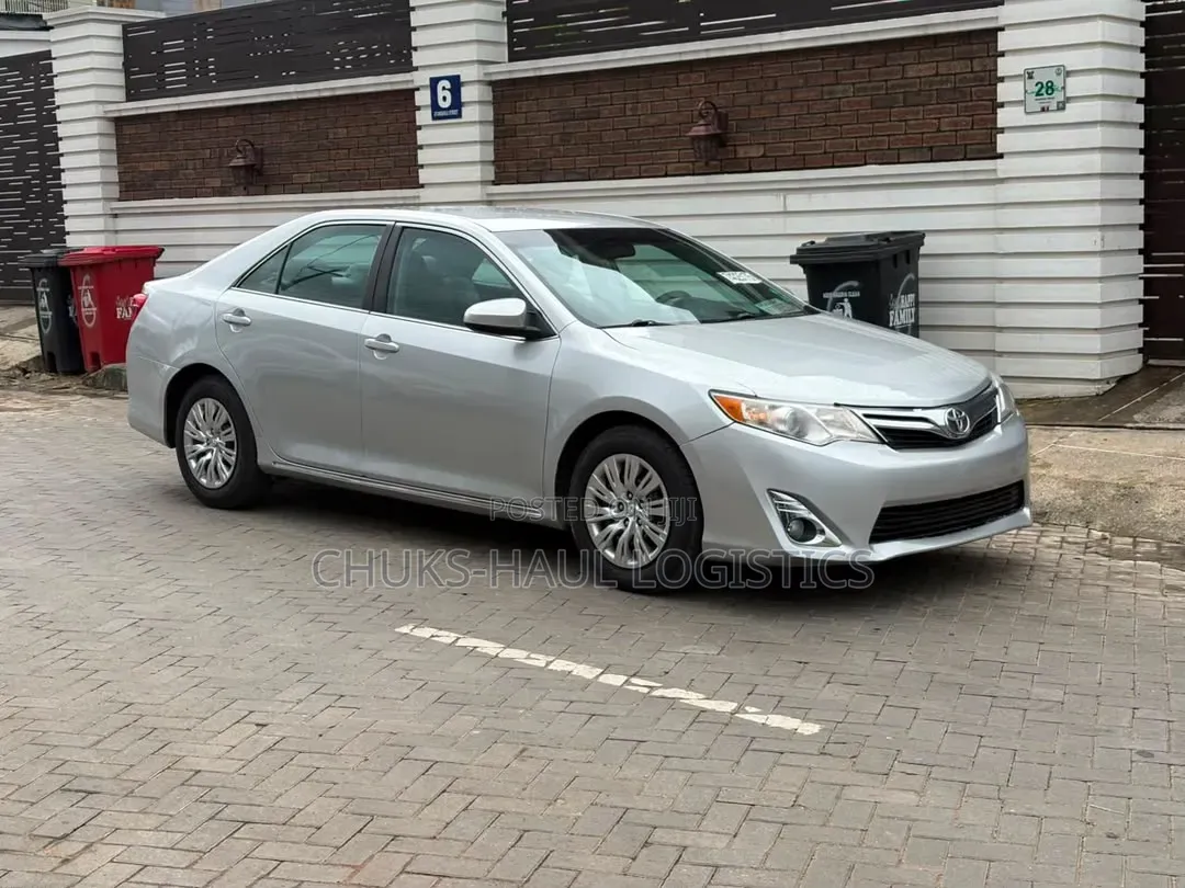 Toyota Camry LE 4dr Sedan (2.5L 4cyl 6A) 2013 Silver