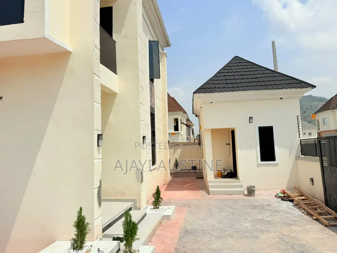 4bdrm Duplex in Justices Estate,, Life Camp for sale