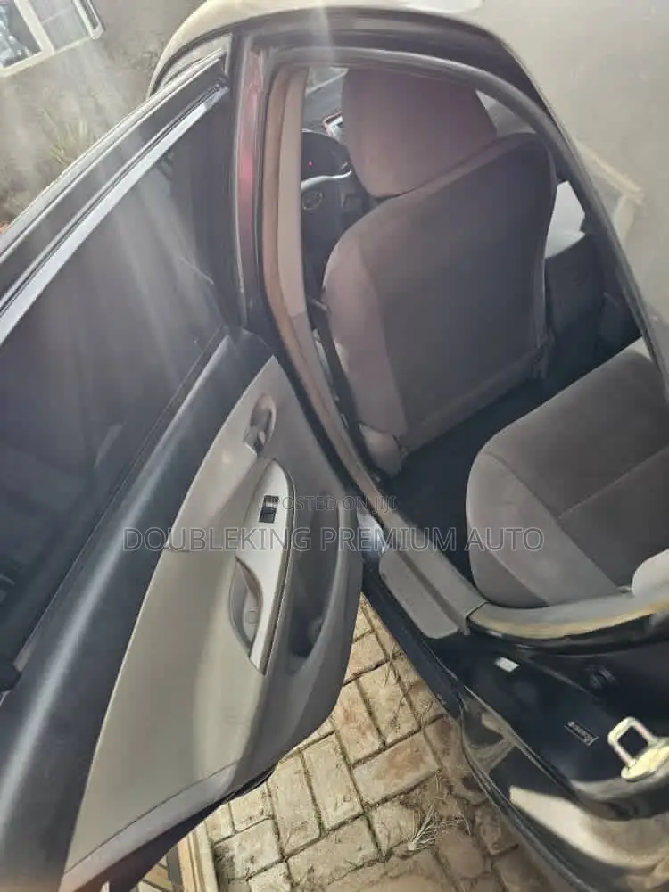 Toyota Corolla LE 4dr Sedan (1.8L 4cyl 4A) 2012 Gray
