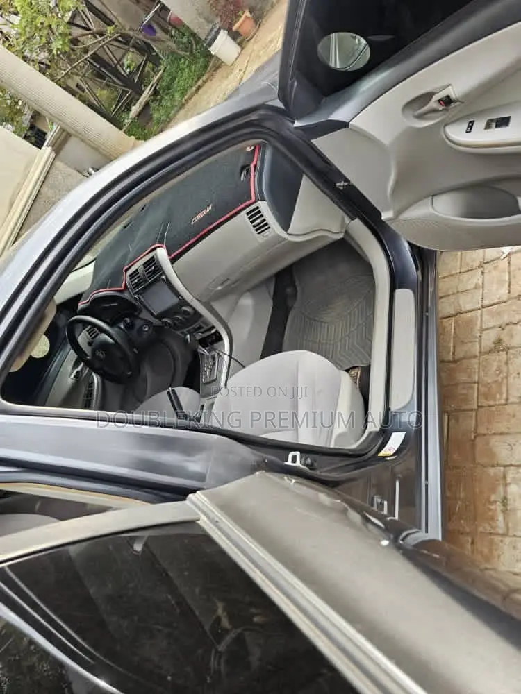 Toyota Corolla LE 4dr Sedan (1.8L 4cyl 4A) 2012 Gray