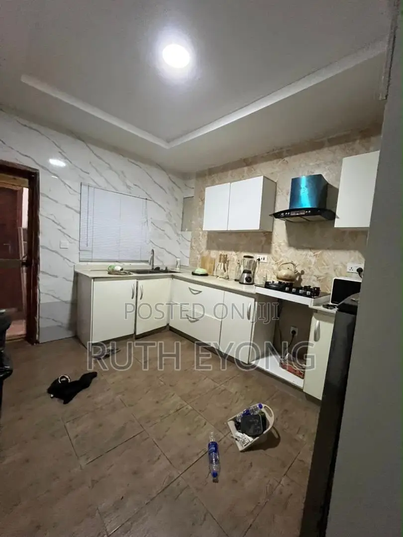 3bdrm Penthouse in Lekki County, Ikota for sale
