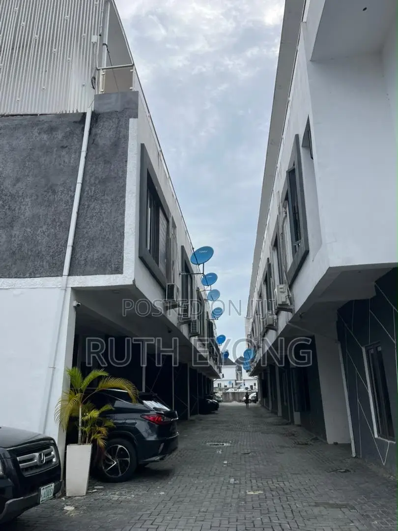 3bdrm Penthouse in Lekki County, Ikota for sale
