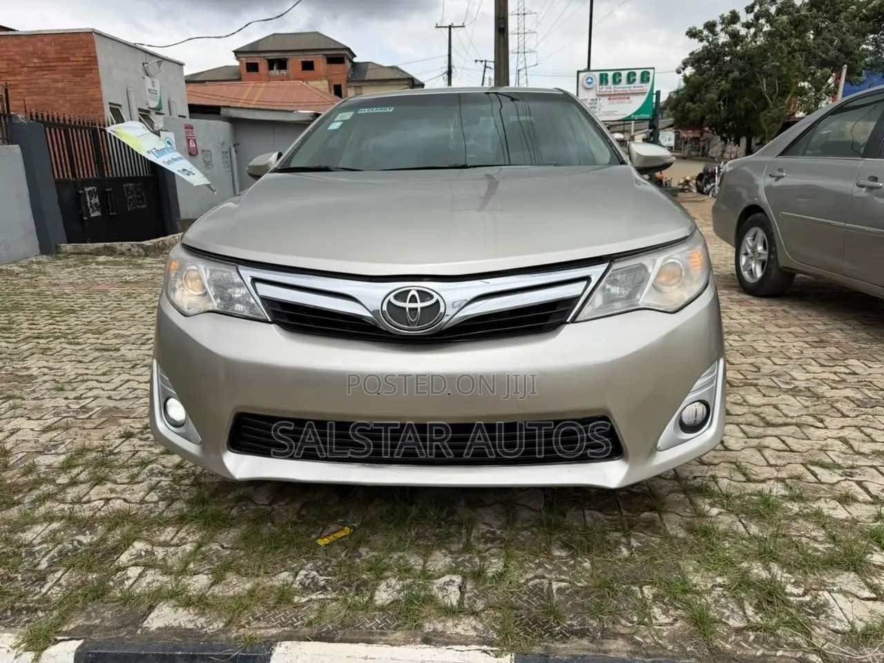 Toyota Camry XLE V6 4dr Sedan (3.5L 6cyl 6A) 2013 Gold