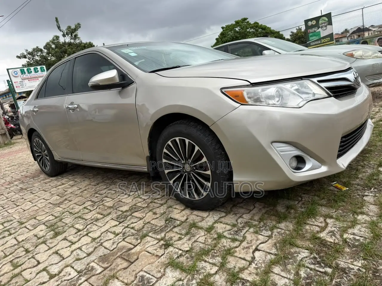 Toyota Camry XLE V6 4dr Sedan (3.5L 6cyl 6A) 2013 Gold