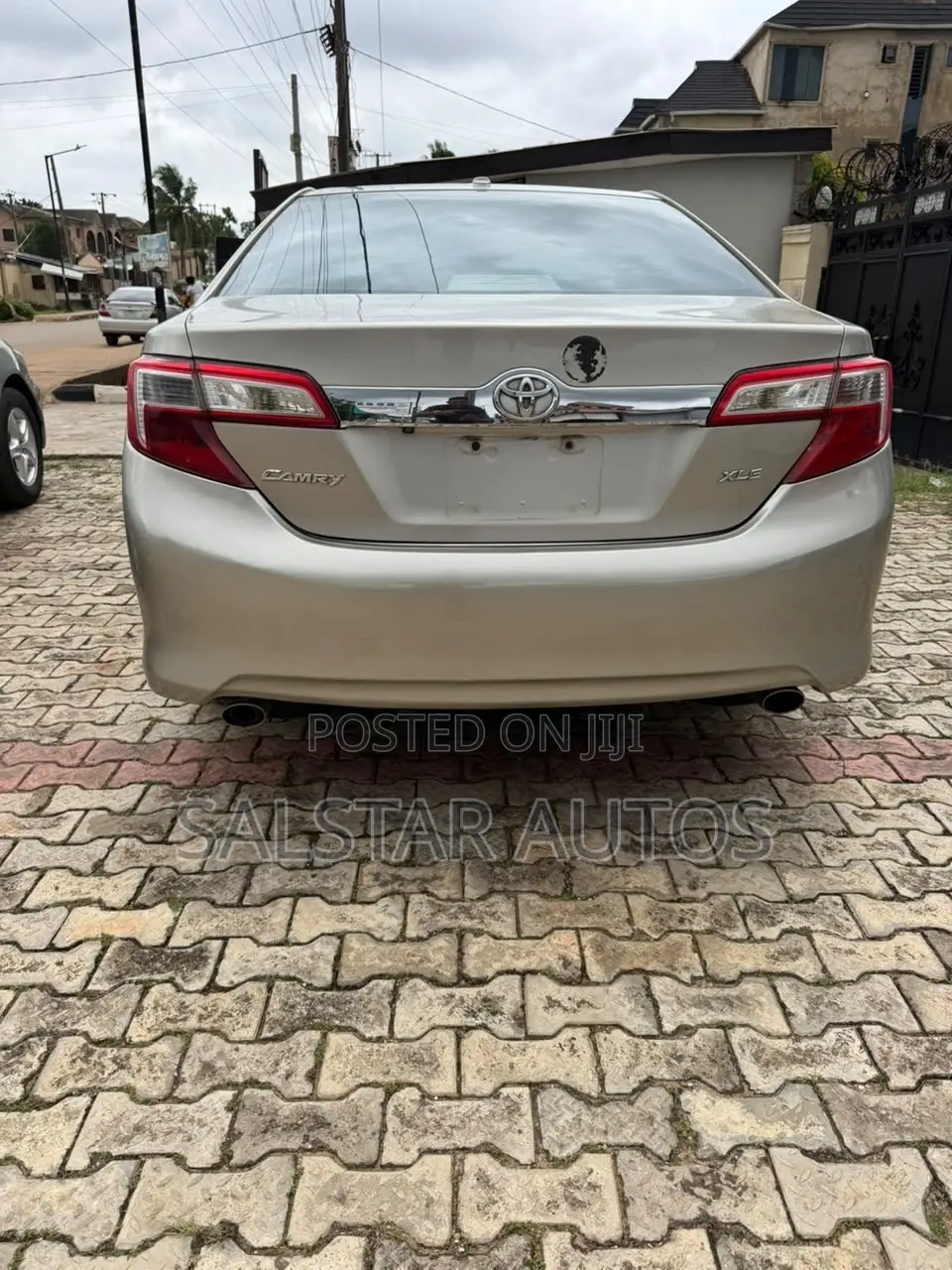 Toyota Camry XLE V6 4dr Sedan (3.5L 6cyl 6A) 2013 Gold