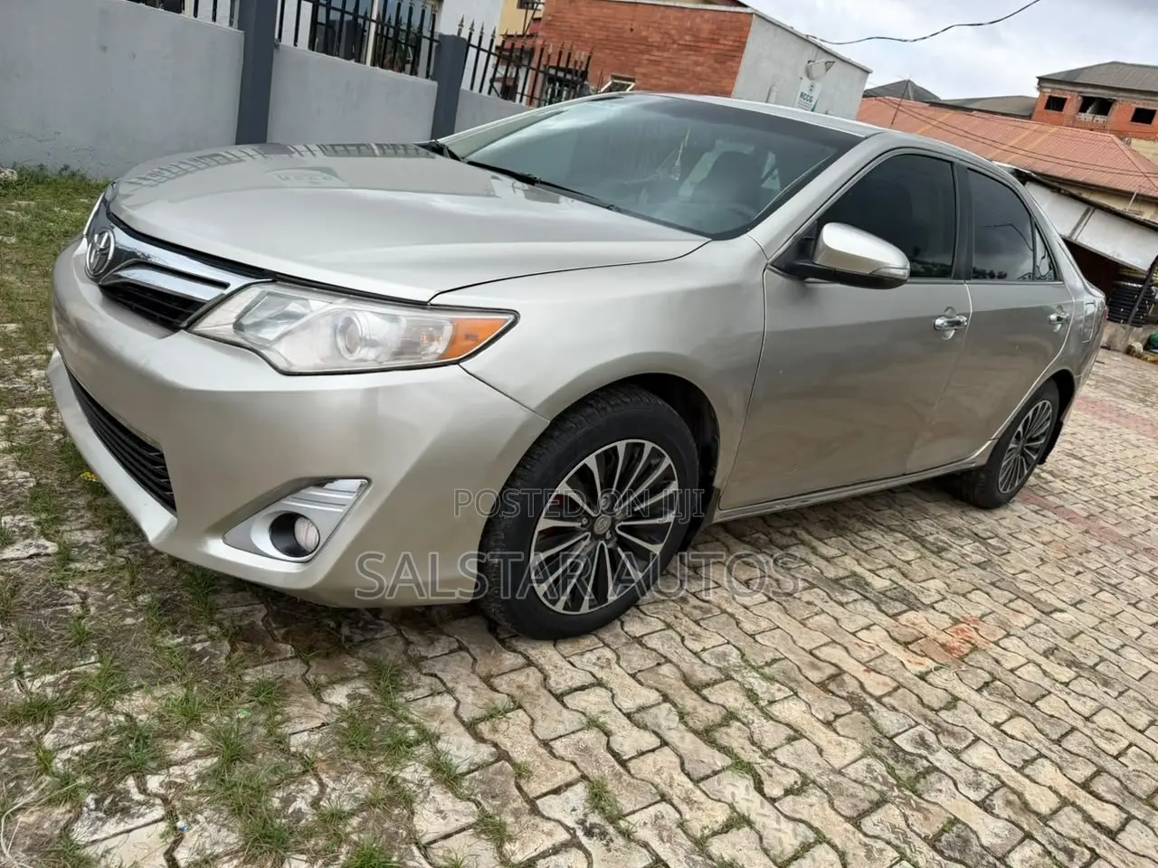 Toyota Camry XLE V6 4dr Sedan (3.5L 6cyl 6A) 2013 Gold