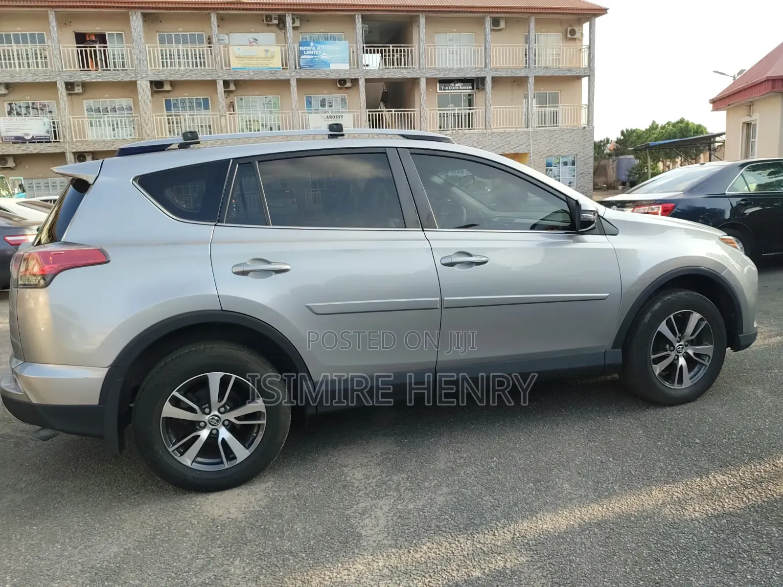 Toyota RAV4 XLE 4dr SUV AWD (2.5L 4cyl 6A) 2018 Silver