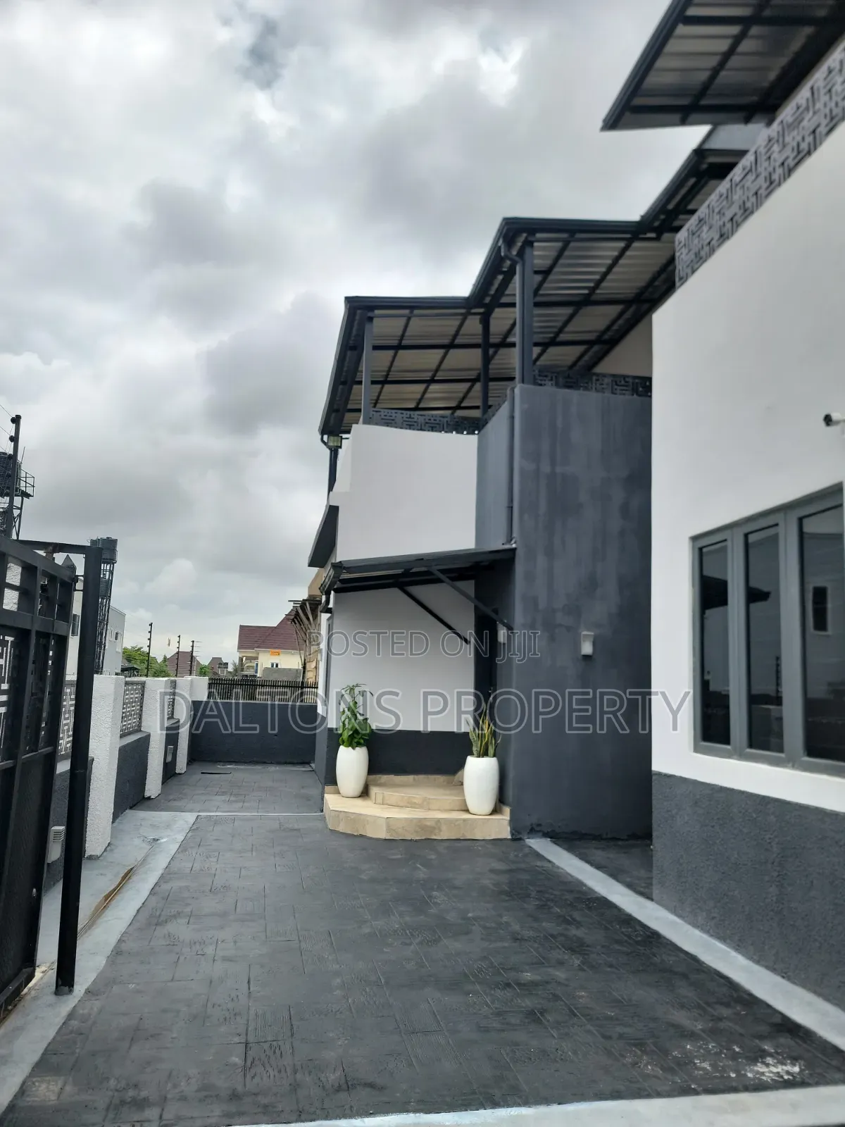 4bdrm Duplex in Vine Hill Estate, Sabon Lugbe for sale