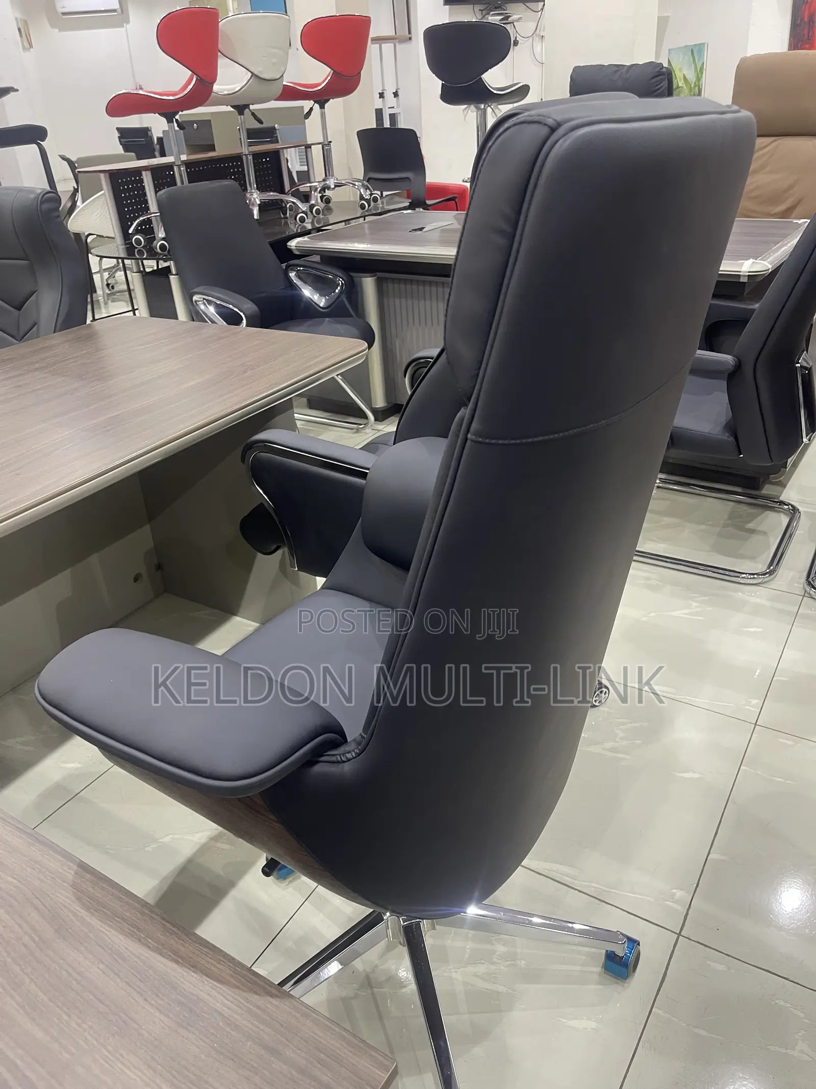 Executive Office Swivel Chair/Black/Cream/Foreign Office Chair