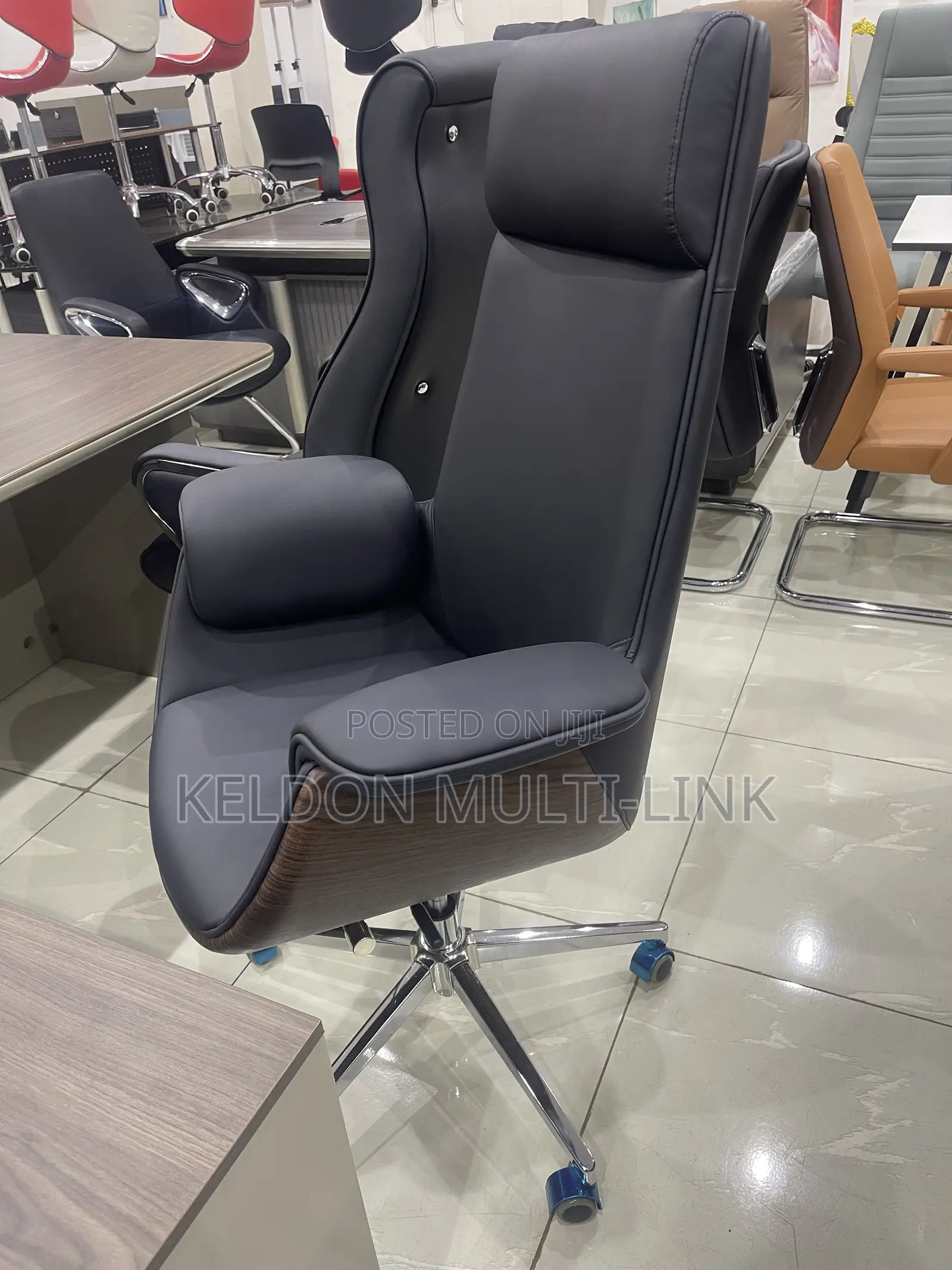 Executive Office Swivel Chair/Black/Cream/Foreign Office Chair