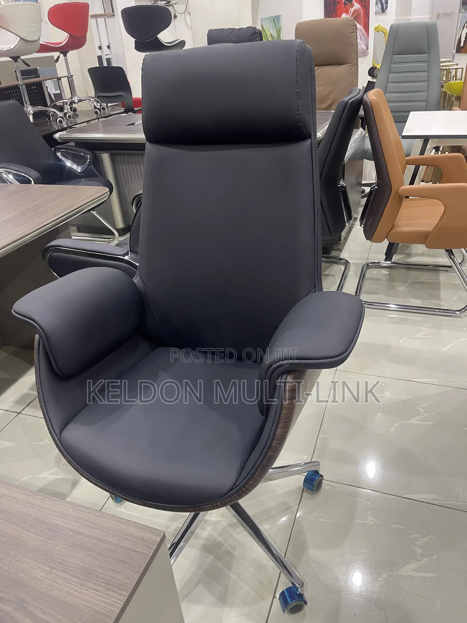 Executive Office Swivel Chair/Black/Cream/Foreign Office Chair