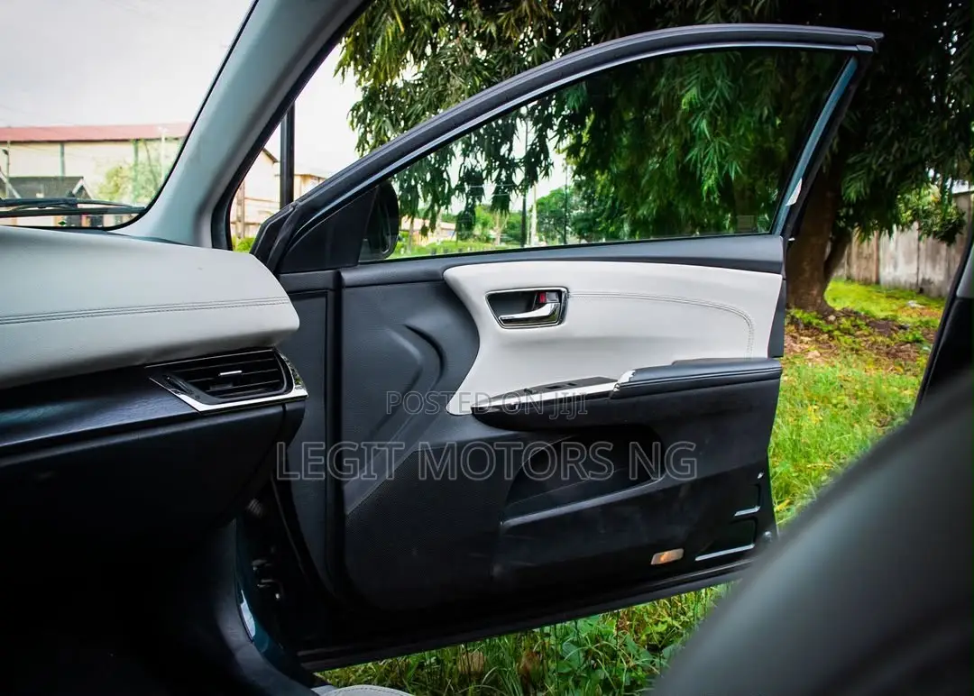 Toyota Avalon XLE Plus FWD Sedan (3.6L 6cyl 6A) 2016 Black