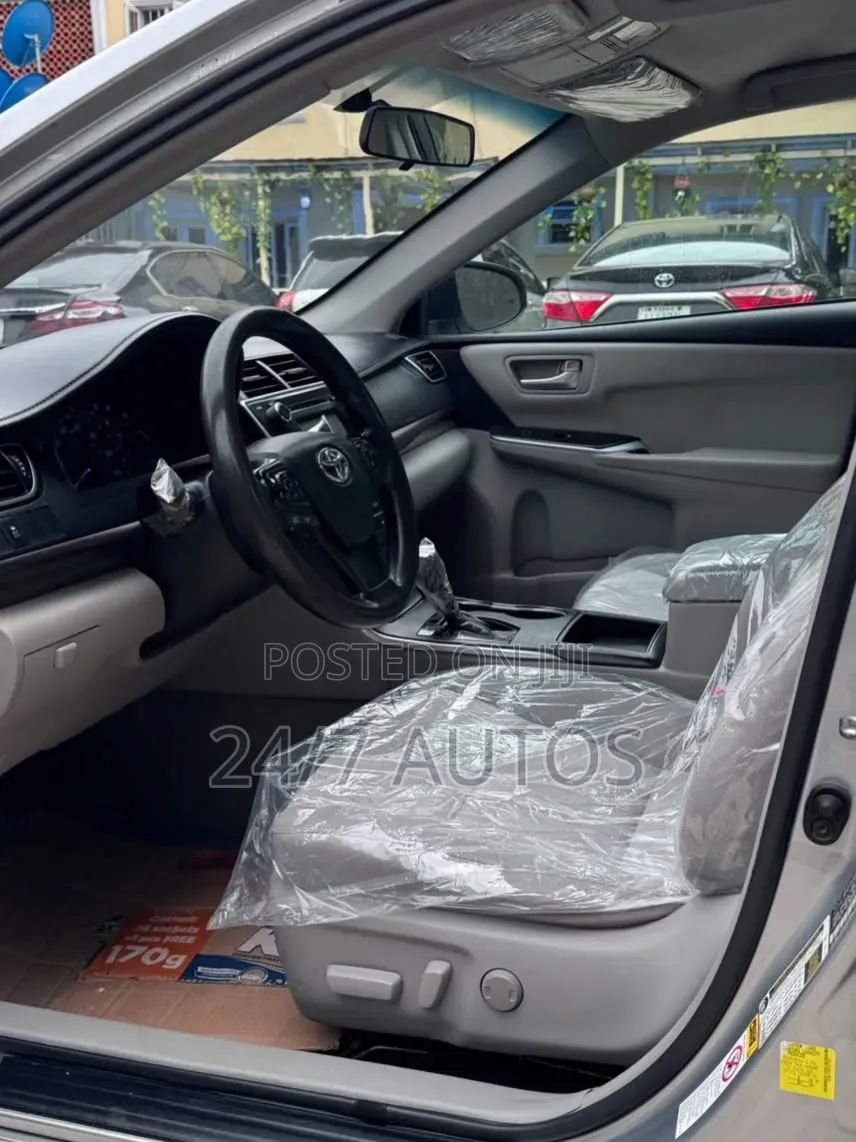 Toyota Corolla LE 4dr Sedan (1.8L 4cyl CVT) 2015 Silver