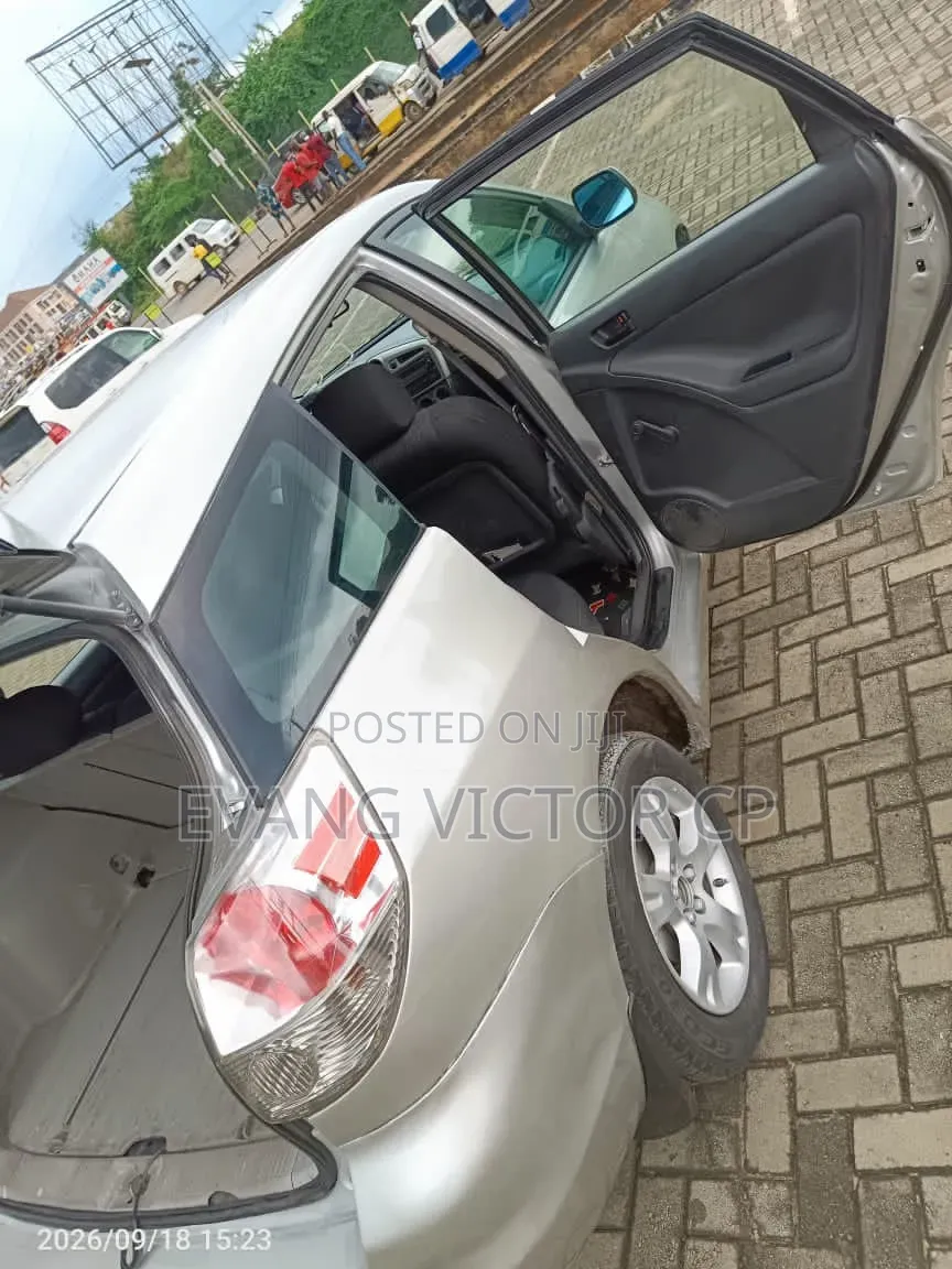 Toyota Matrix Hatchback AWD (1.8L 4cyl 4A) 2005 Silver