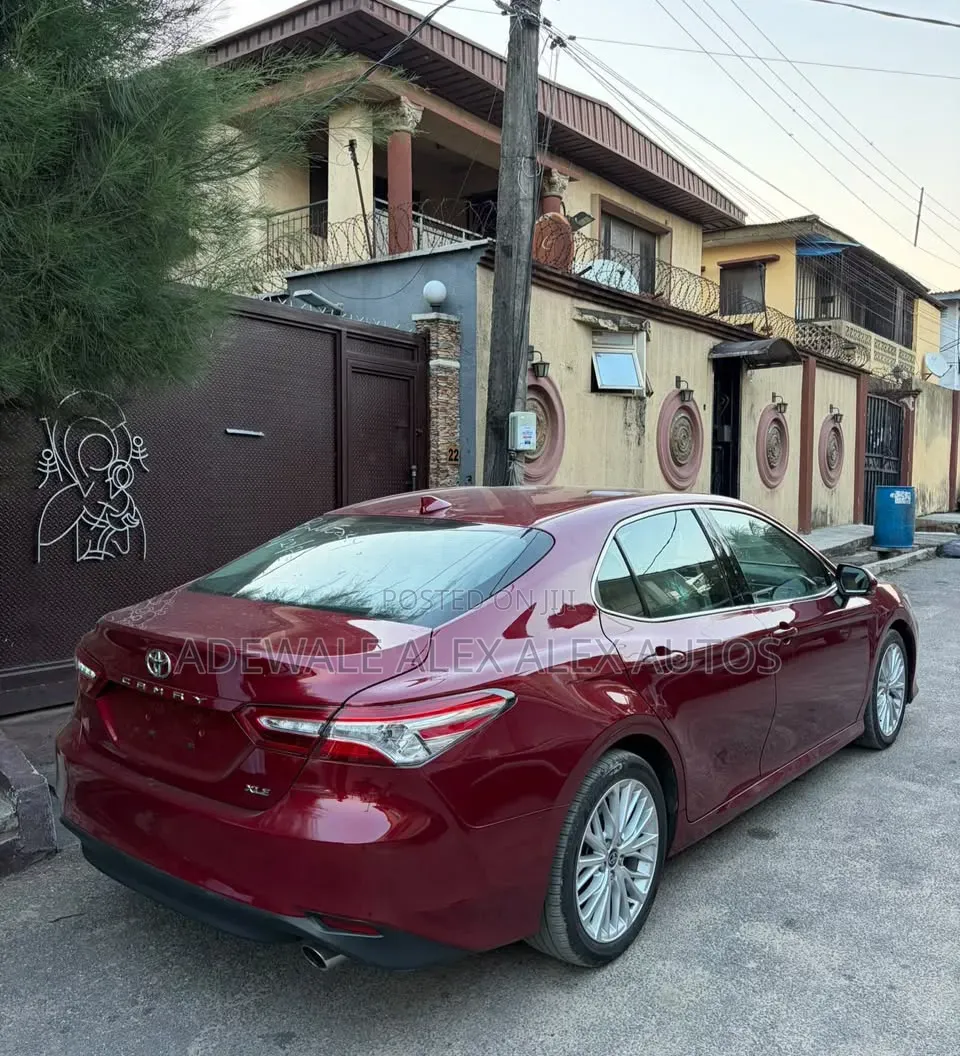 Toyota Camry XLE 2021 Burgundy
