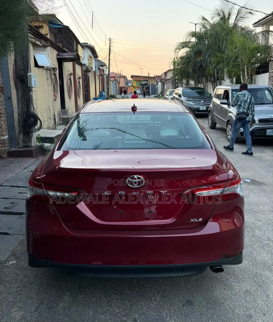 Toyota Camry XLE 2021 Burgundy