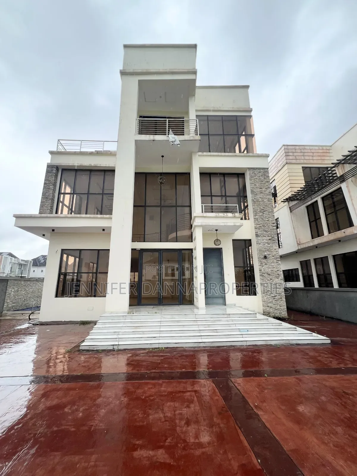 4bdrm Duplex in Lekki Phase 2 for sale