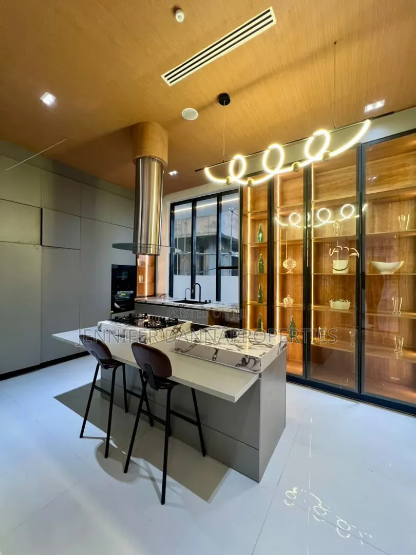 5bdrm Mansion in Osapa london for sale