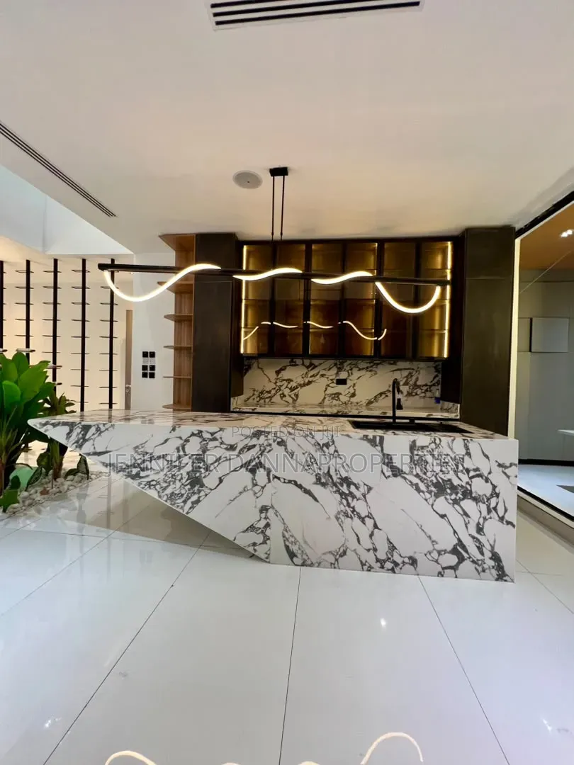 5bdrm Mansion in Osapa london for sale
