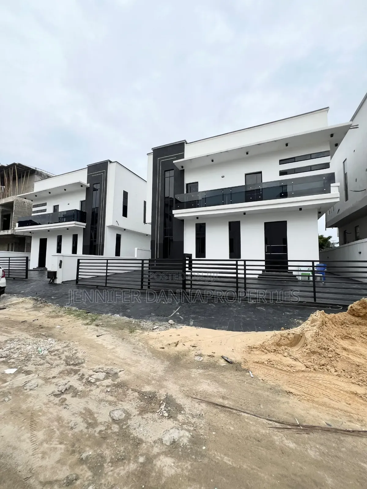 5bdrm Duplex in Chevron for sale
