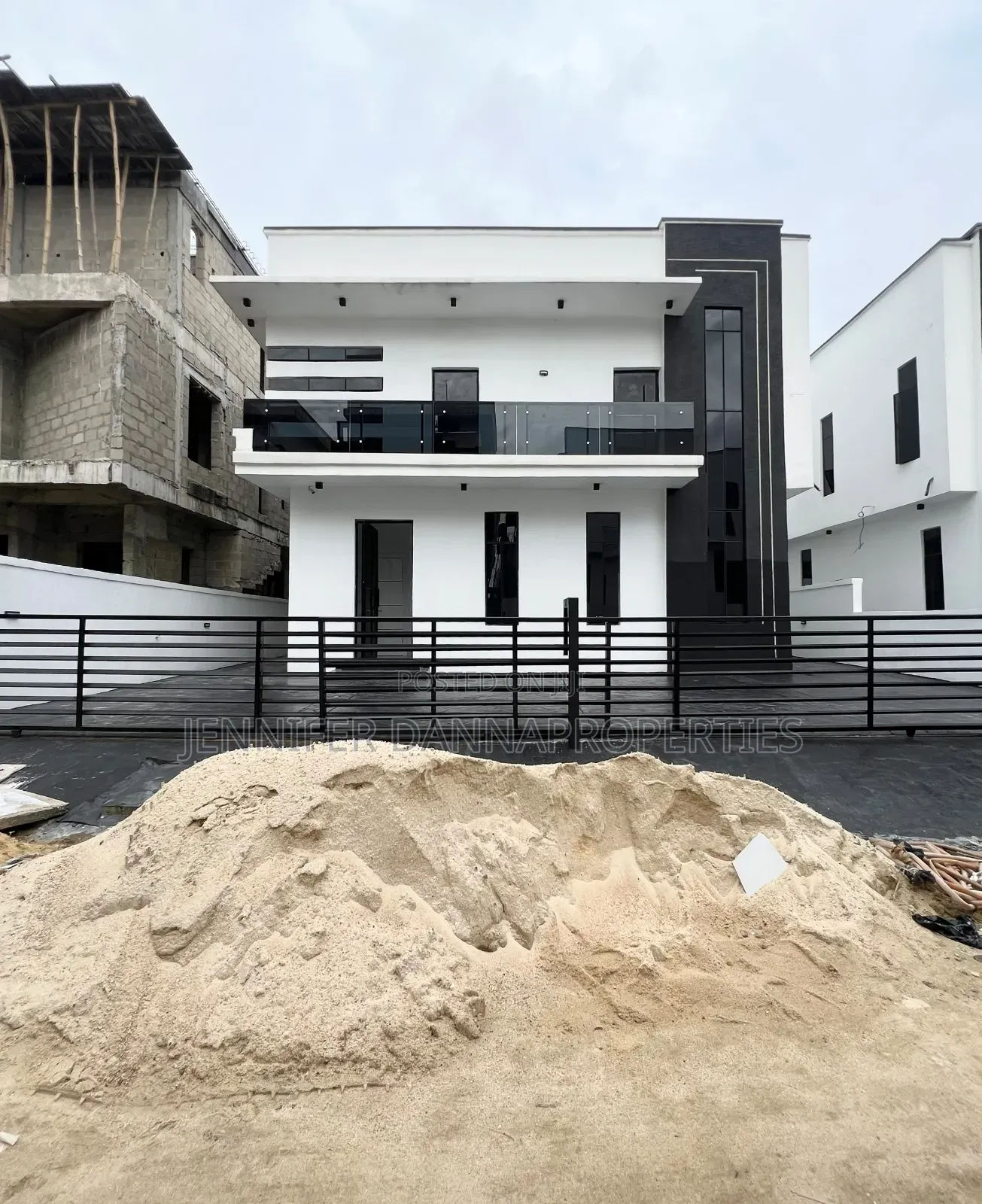 5bdrm Duplex in Chevron for sale