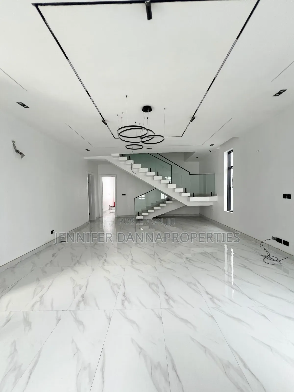 5bdrm Duplex in Chevron for sale