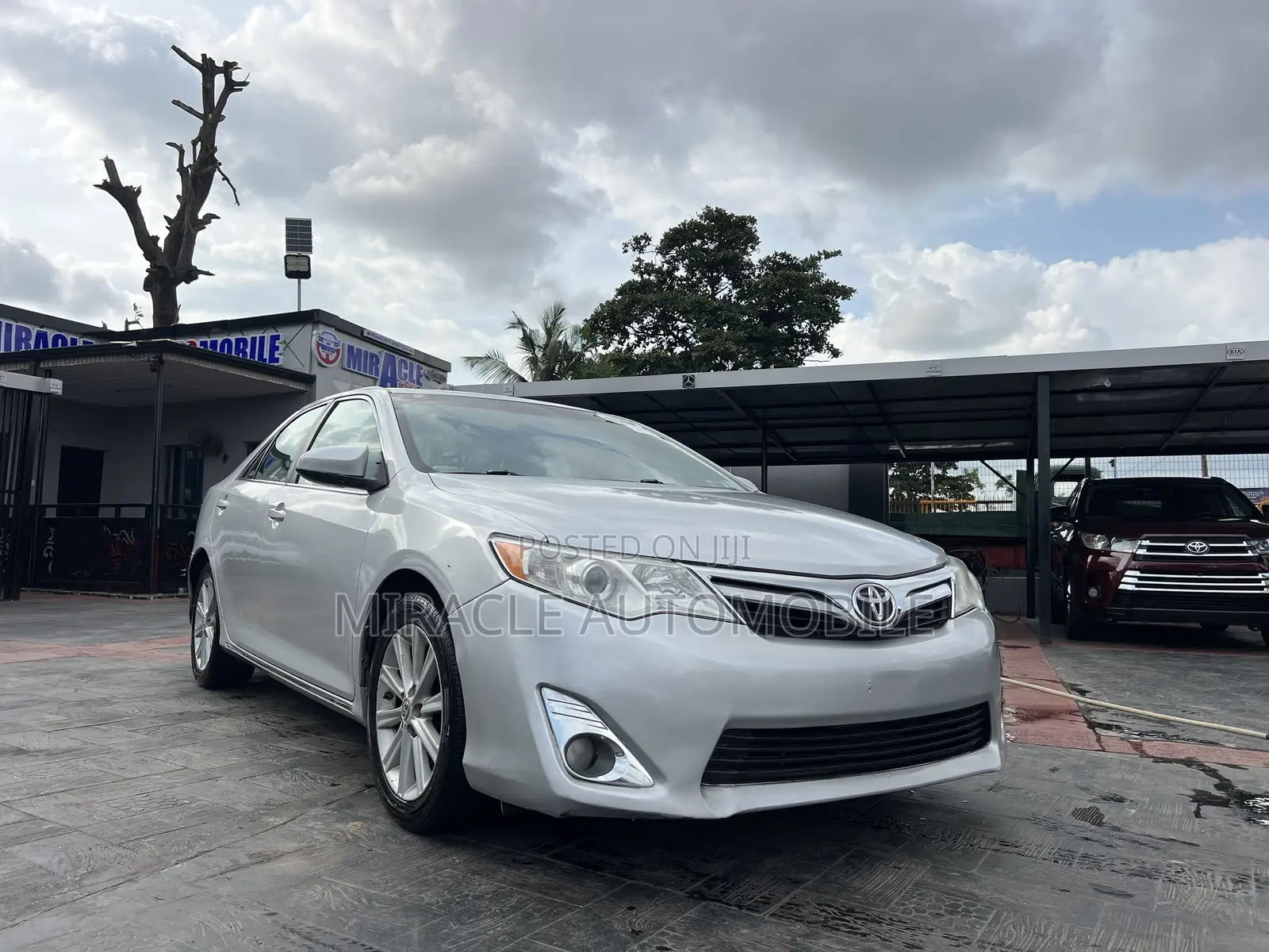 Toyota Camry XLE 4dr Sedan (2.5L 4cyl 6A) 2013 Silver