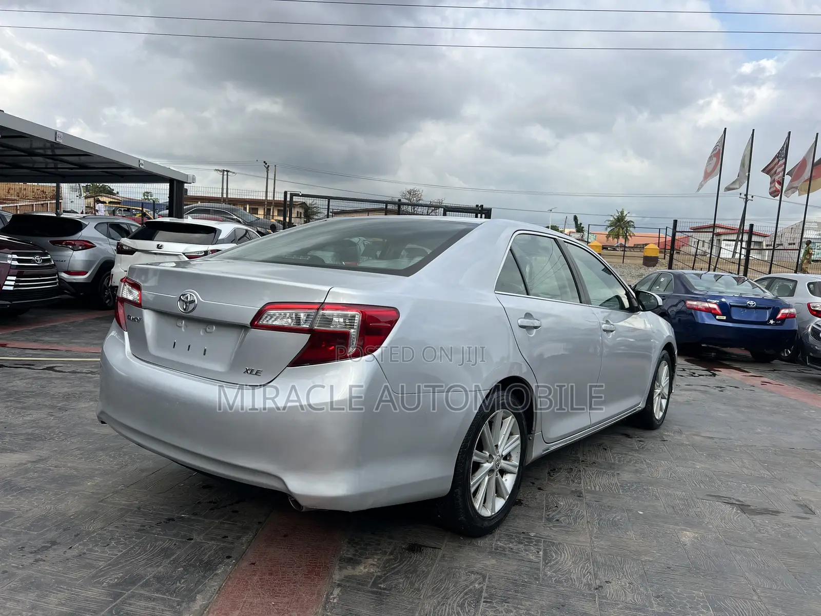 Toyota Camry XLE 4dr Sedan (2.5L 4cyl 6A) 2013 Silver
