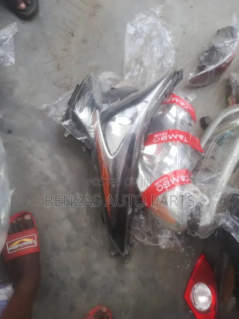 Toyota Avensis 2009 Headlight