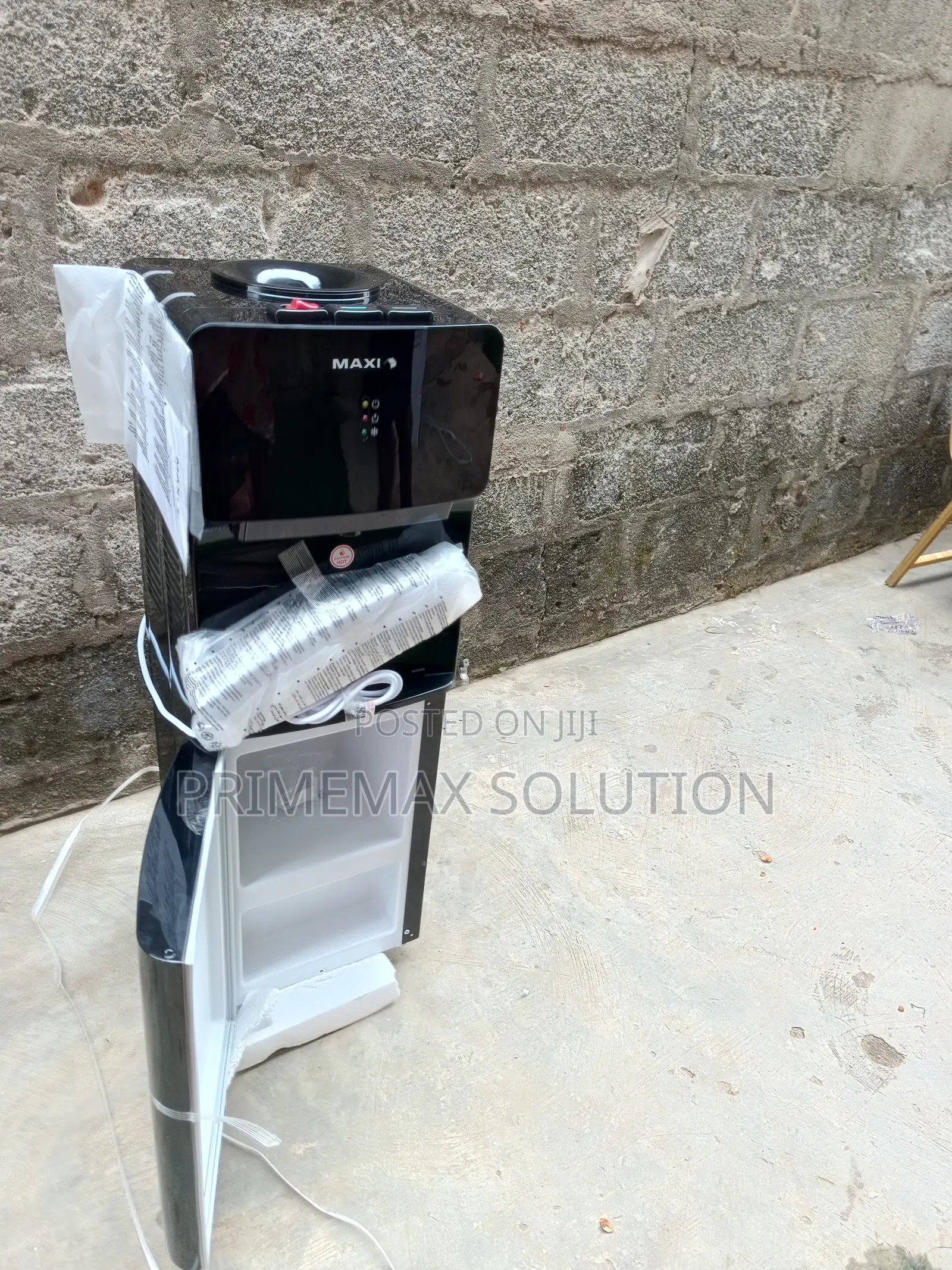 Maxi 1663s-W: The Reliable Water Dispenser for Busy Lives