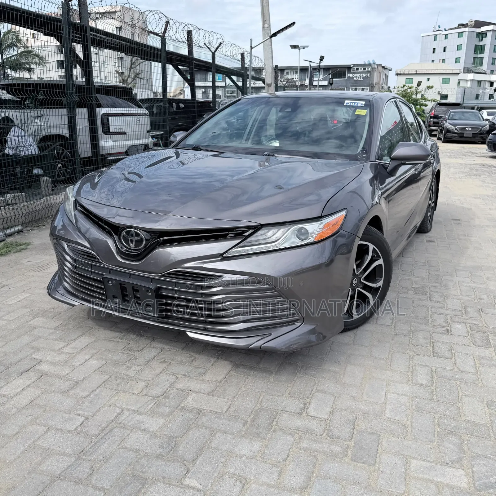 Toyota Camry XLE FWD (2.5L 4cyl 8AM) 2018 Gray