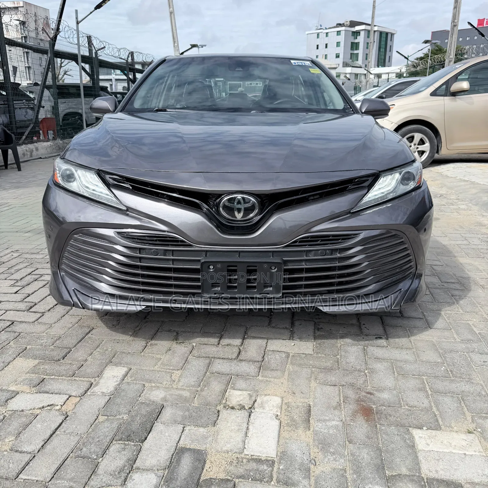 Toyota Camry XLE FWD (2.5L 4cyl 8AM) 2018 Gray