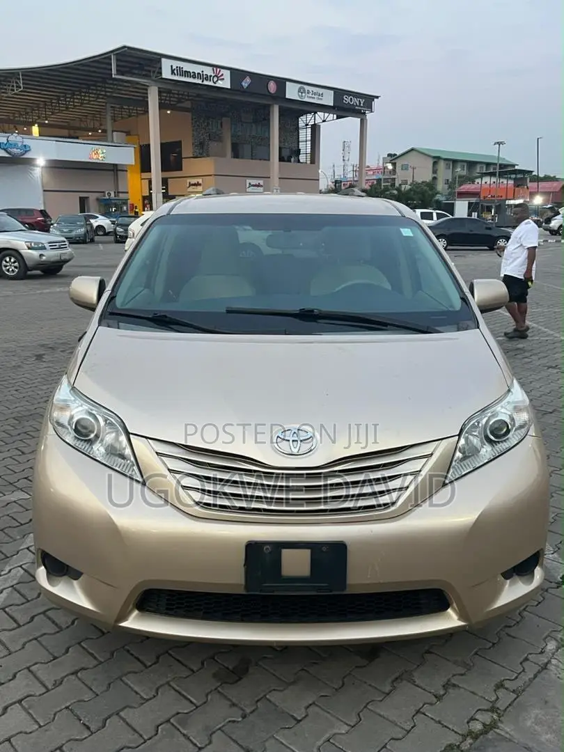 Toyota Sienna 2013 Gold
