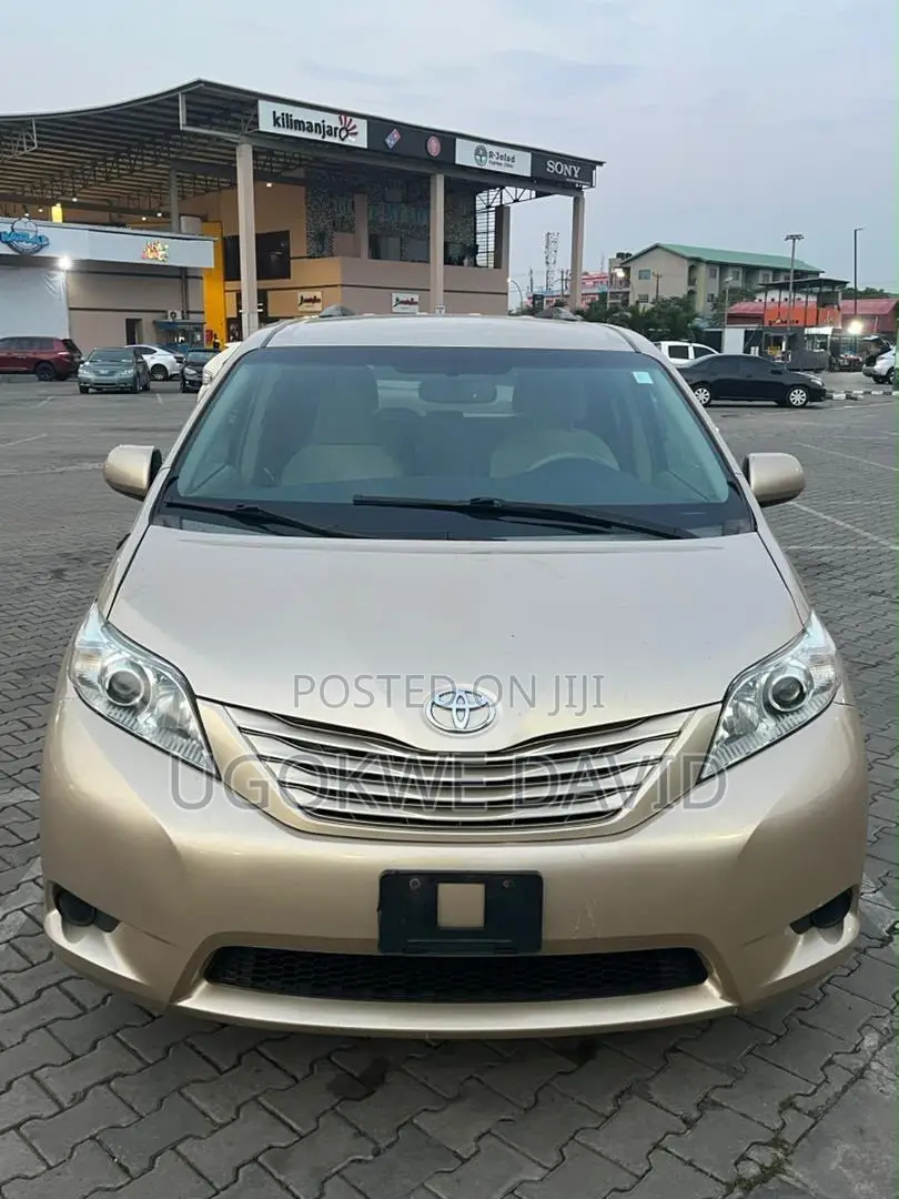 Toyota Sienna 2013 Gold