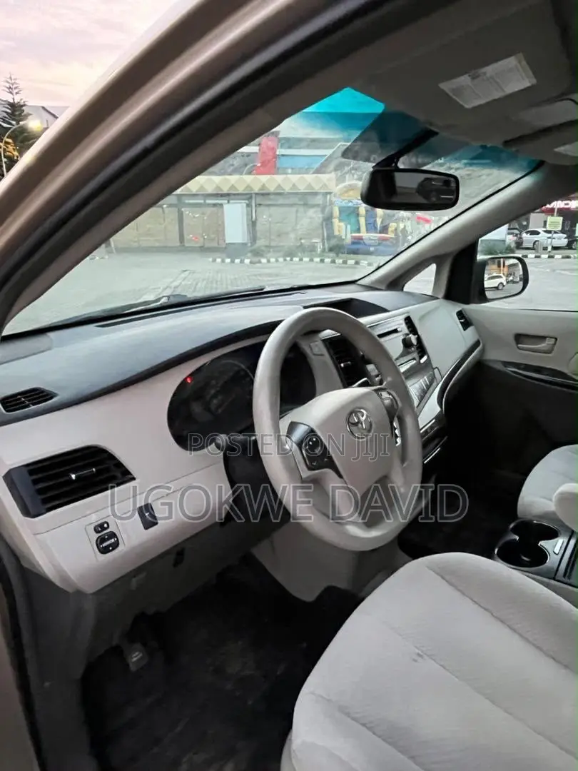 Toyota Sienna 2013 Gold