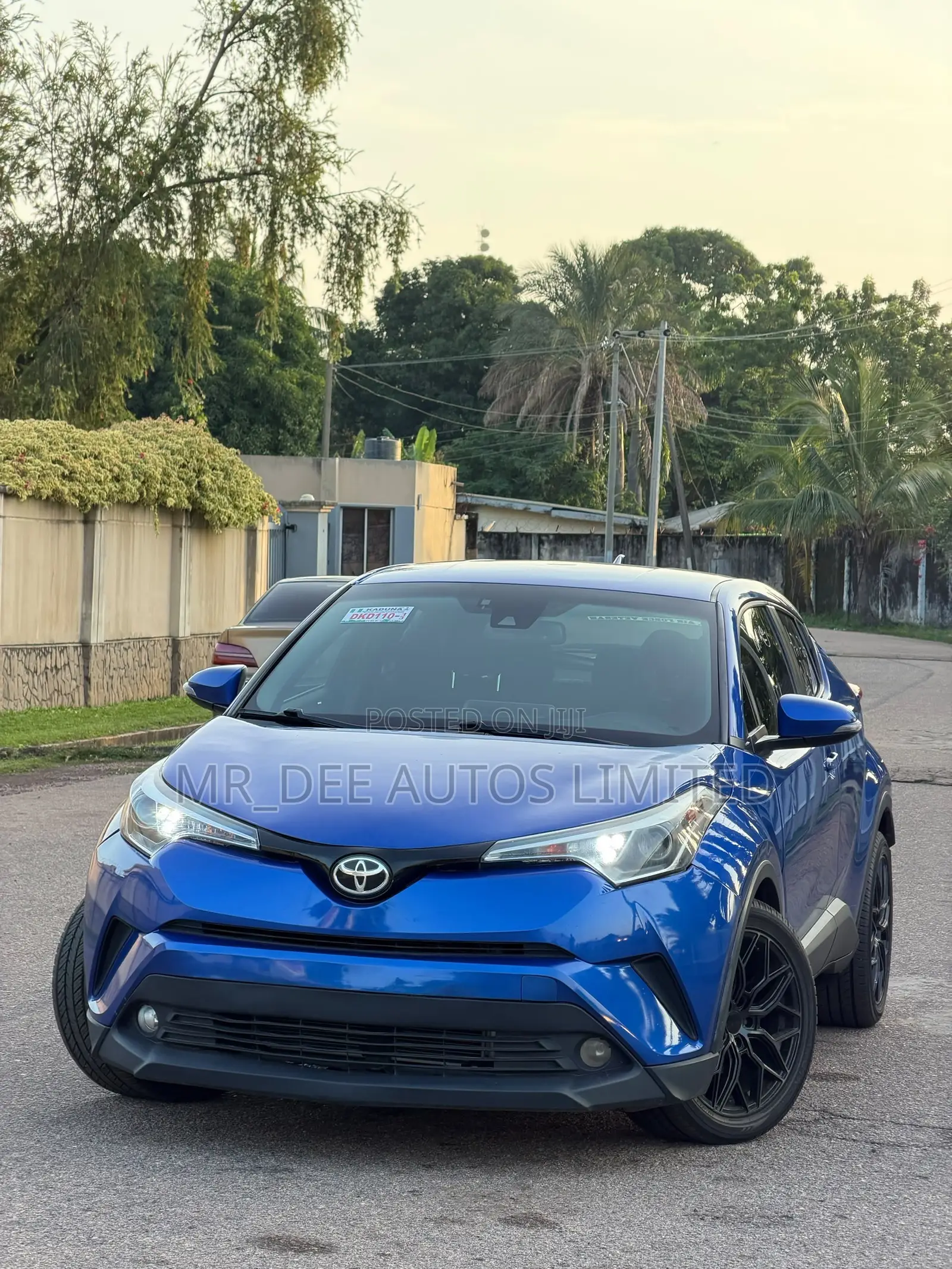 Toyota C-HR XLE FWD Sport Utility (2.0L 4cyl 2AM) 2018 Blue
