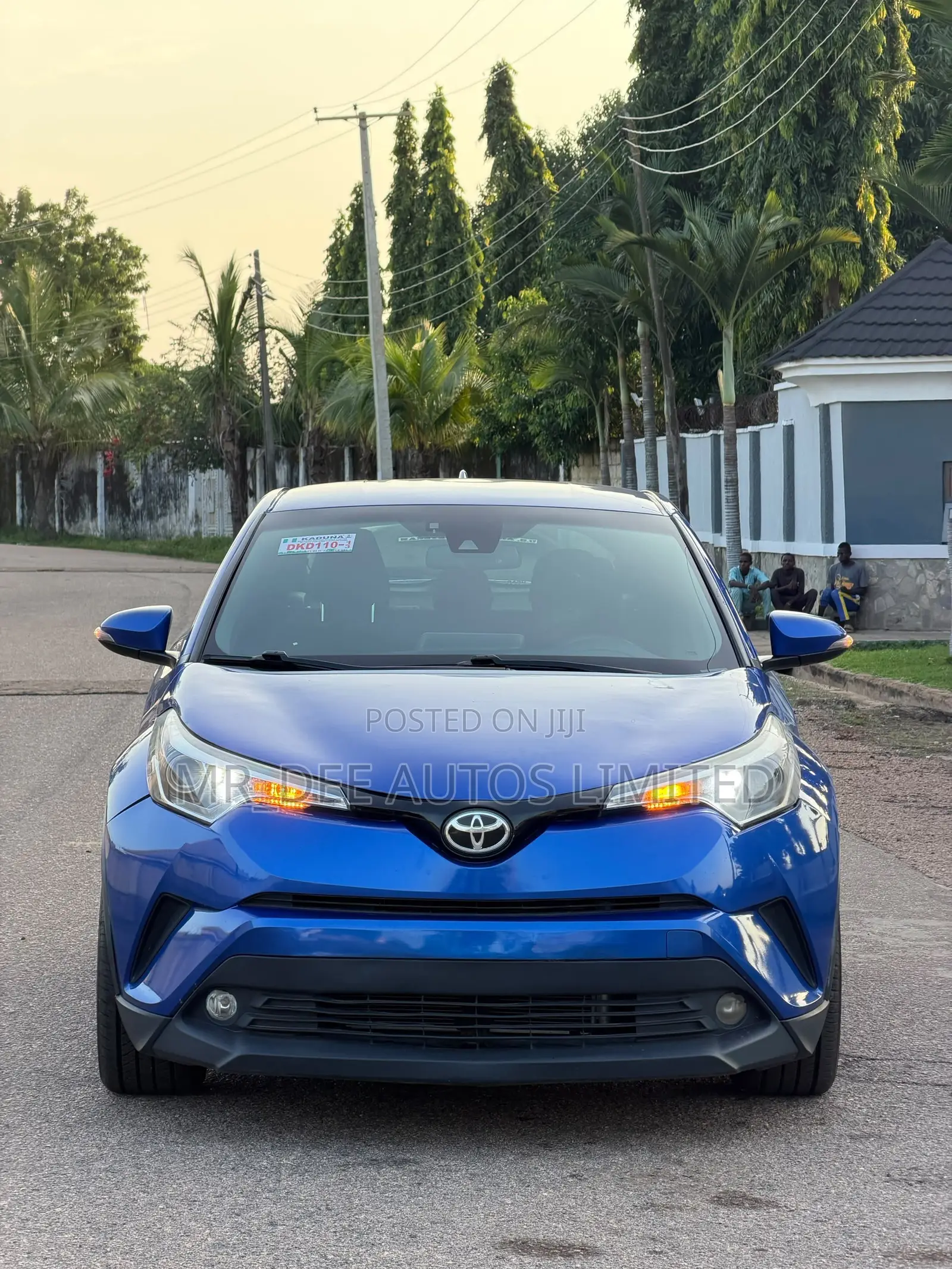 Toyota C-HR XLE FWD Sport Utility (2.0L 4cyl 2AM) 2018 Blue