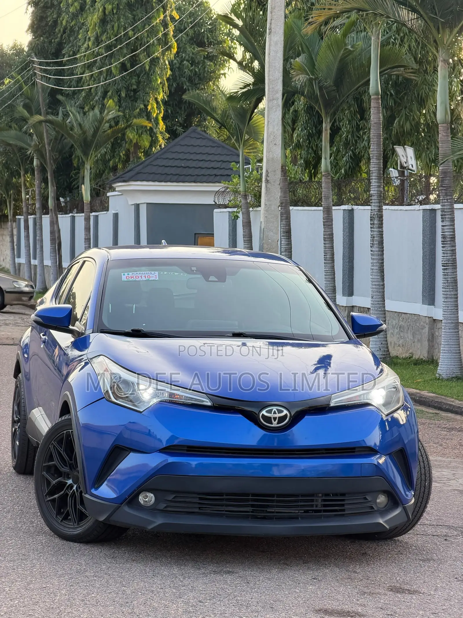 Toyota C-HR XLE FWD Sport Utility (2.0L 4cyl 2AM) 2018 Blue