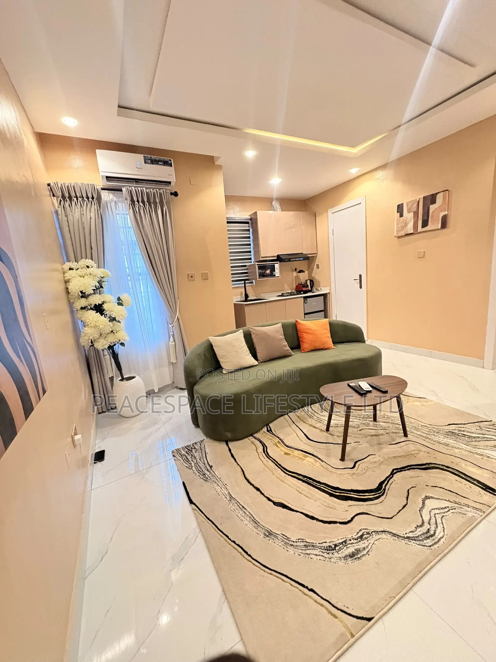 New Cozy 1-Bedroom With Balcony Yaba