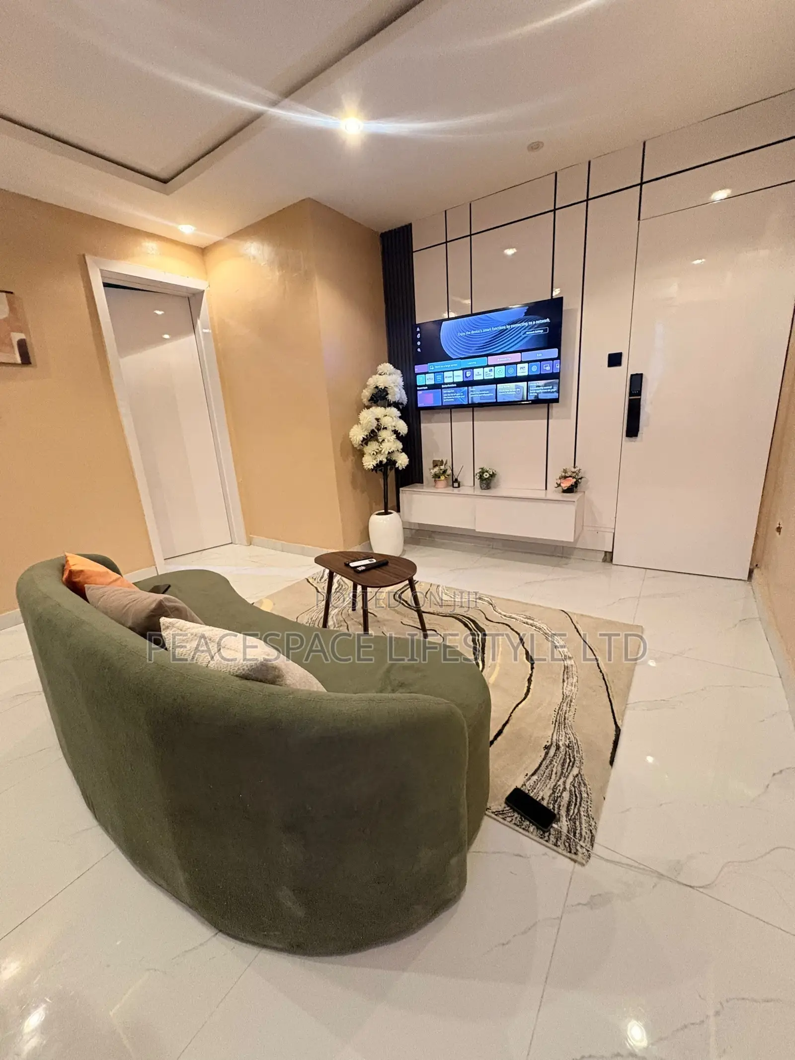 New Cozy 1-Bedroom With Balcony Yaba