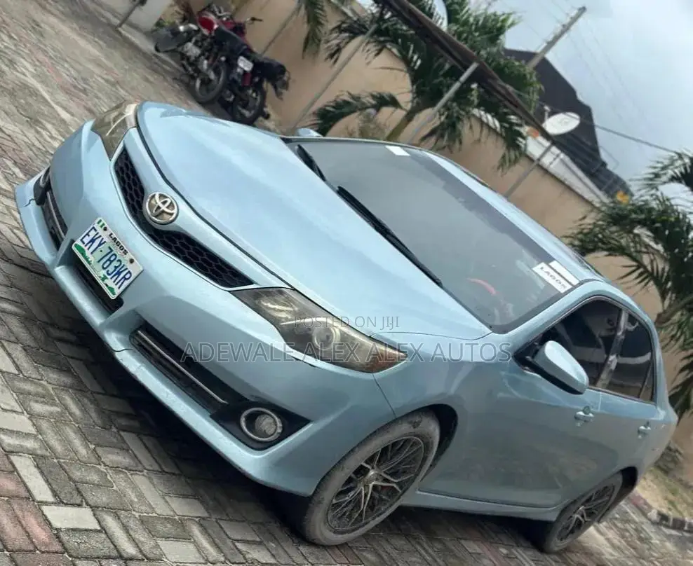 Toyota Camry SE V6 4dr Sedan (3.5L 6cyl 6A) 2013 Blue