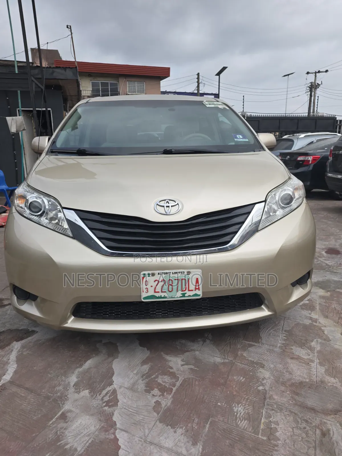Toyota Sienna L FWD 7 Passenger 2013 Gold