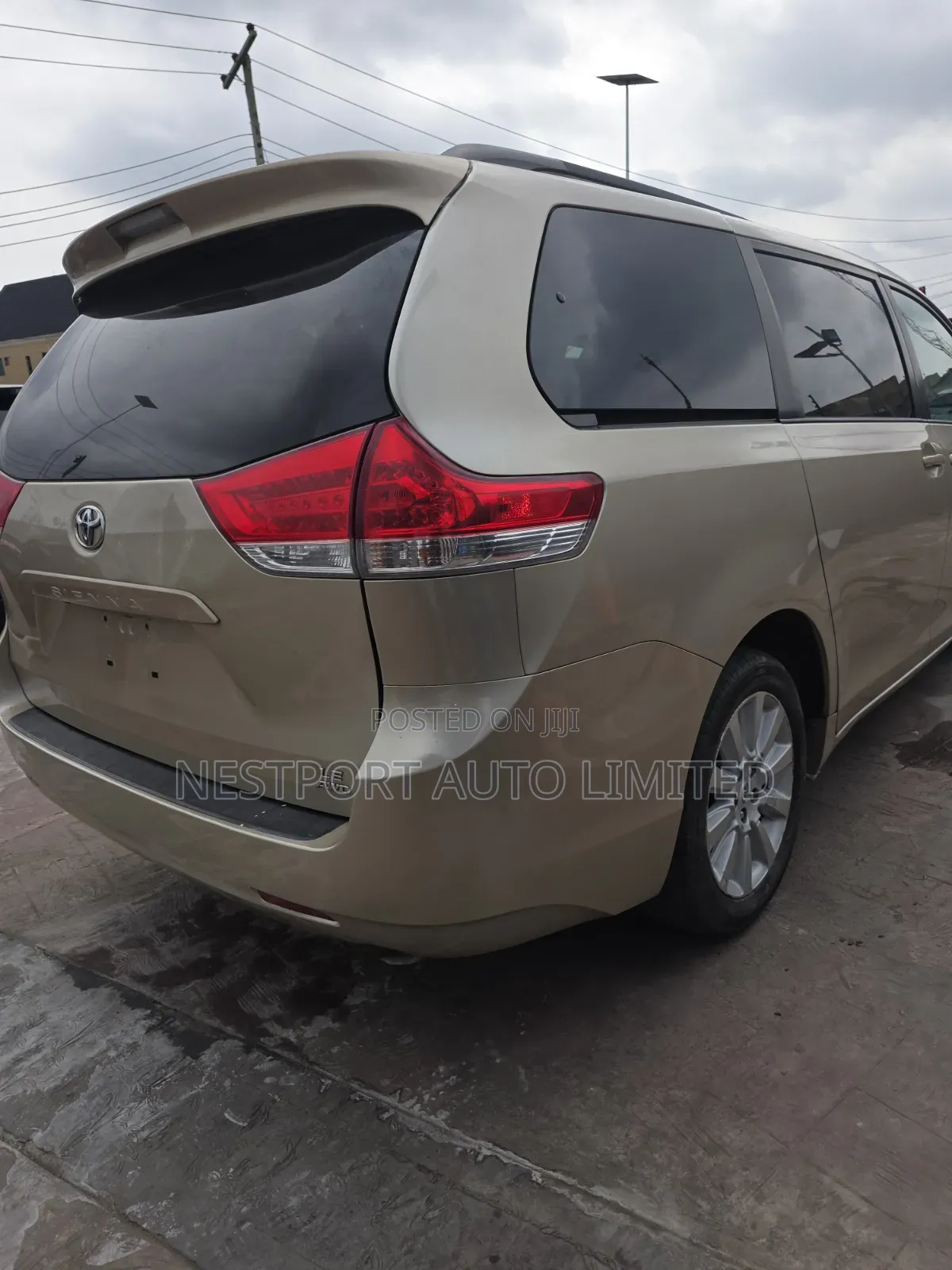 Toyota Sienna L FWD 7 Passenger 2013 Gold