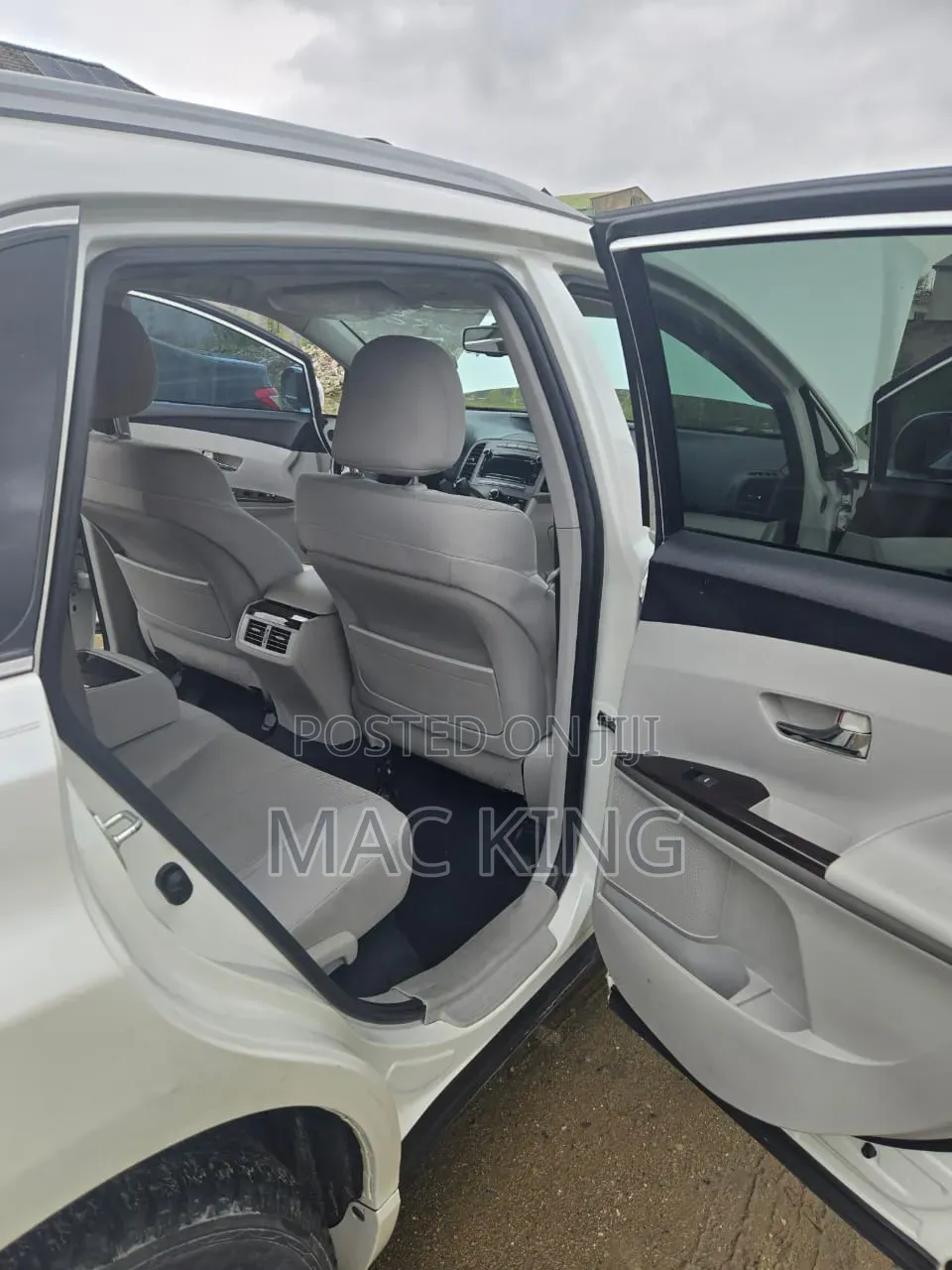 Toyota Venza LE 2010 White