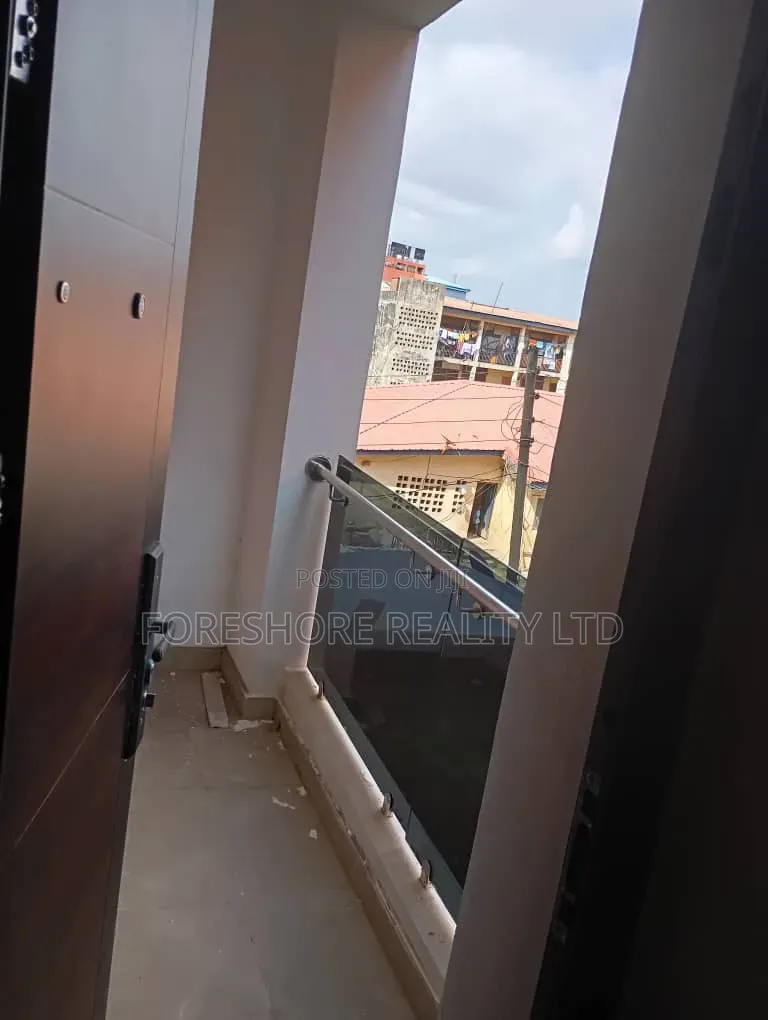 3bdrm Apartment in Mobolaji Bank for sale