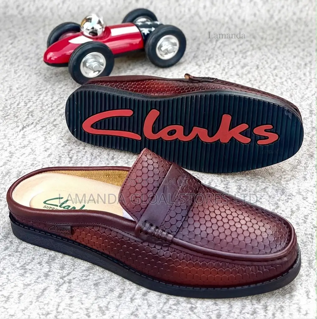 Clarks Hexagon-Texture Leather Slip-on Mules in Brown