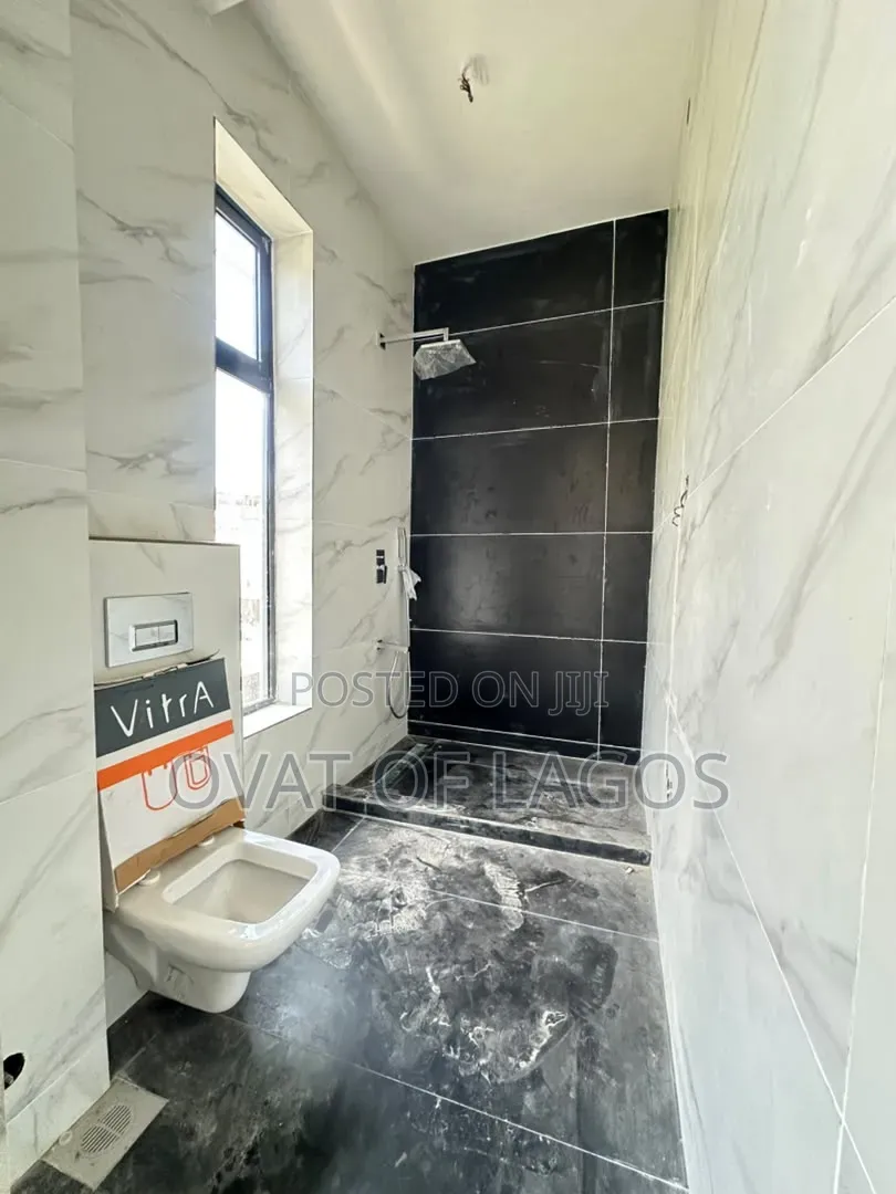 2bdrm Maisonette in Lekki Phase 1 for sale