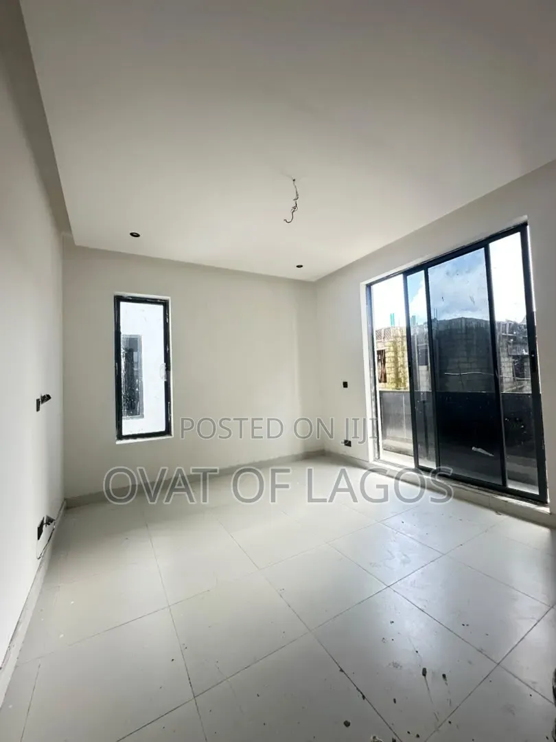 2bdrm Apartment in Lekki Phase 1 for sale